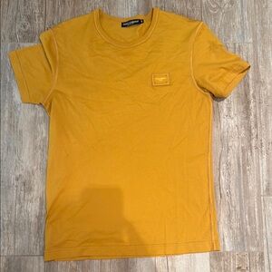 Men’s Dolce & Gabbana Yellow Short Sleeve Tee with Plaque - size 46